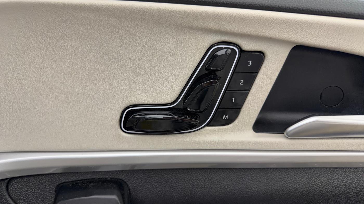 2023 Mahindra XUV700 AX 7 P MT 7 STR, Petrol, Manual, 12,238 km, Driver Side Adjustment Panel