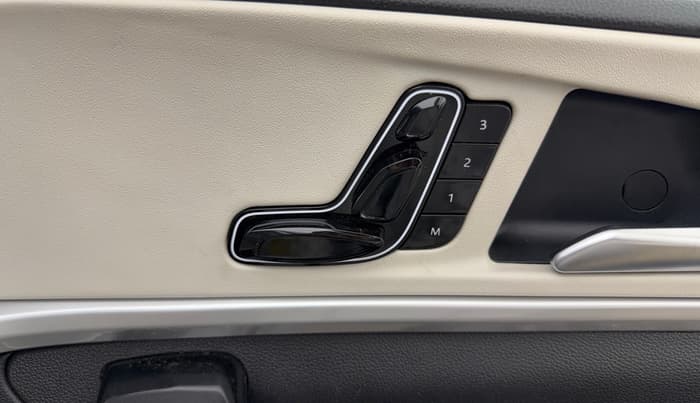 2023 Mahindra XUV700 AX 7 P MT 7 STR, Petrol, Manual, 12,238 km, Driver Side Adjustment Panel