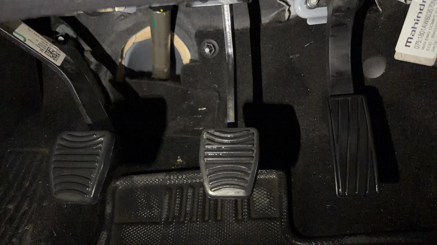 2023 Mahindra XUV700 AX 7 P MT 7 STR, Petrol, Manual, 12,238 km, Pedals