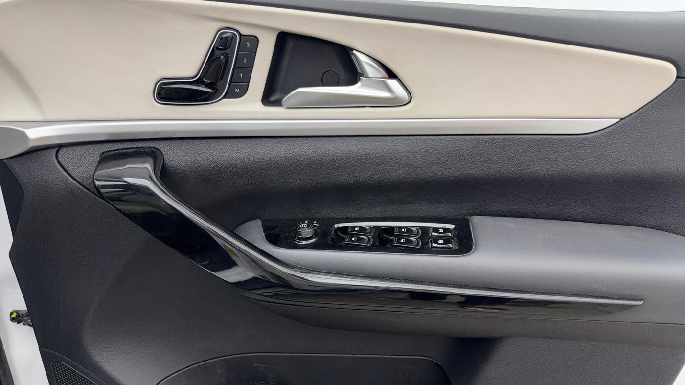 2023 Mahindra XUV700 AX 7 P MT 7 STR, Petrol, Manual, 12,238 km, Driver Side Door Panels Control
