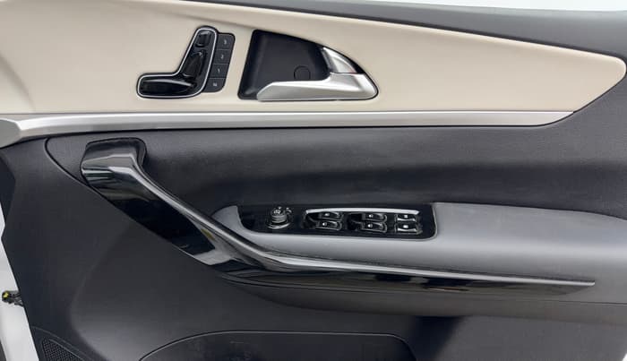 2023 Mahindra XUV700 AX 7 P MT 7 STR, Petrol, Manual, 12,238 km, Driver Side Door Panels Control