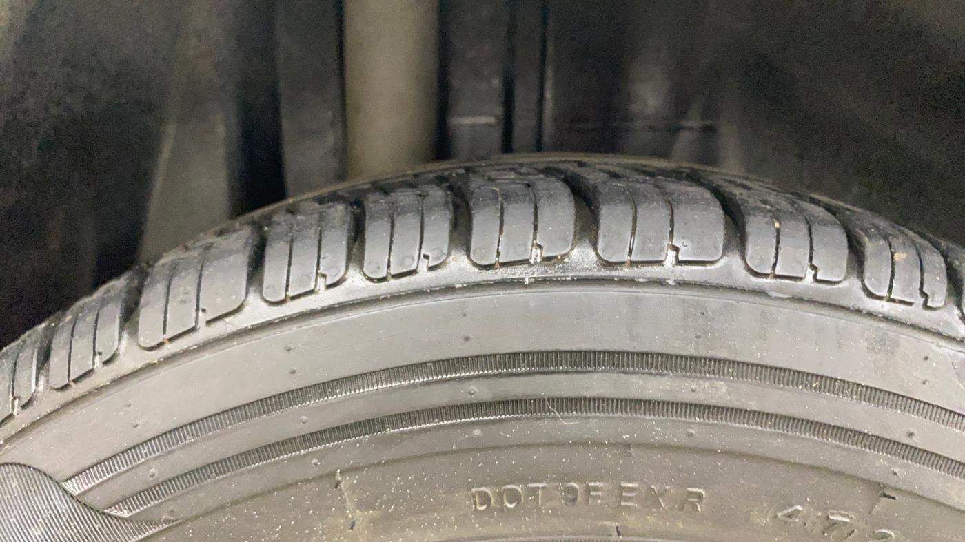 2015 Ford New Figo TITANIUM 1.2 PETROL MT, Petrol, Manual, 75,224 km, Right Rear Tyre Tread
