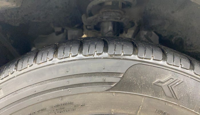 2015 Ford New Figo TITANIUM 1.2 PETROL MT, Petrol, Manual, 75,224 km, Left Front Tyre Tread