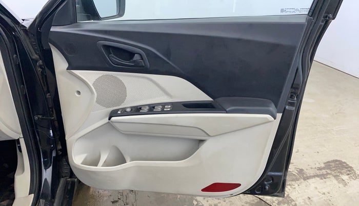 2023 Mahindra XUV300 W4 1.2 PETROL, Petrol, Manual, 24,358 km, Driver Side Door Panels Control