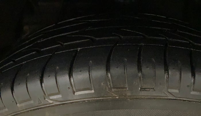 2023 Mahindra XUV300 W4 1.2 PETROL, Petrol, Manual, 24,358 km, Left Front Tyre Tread