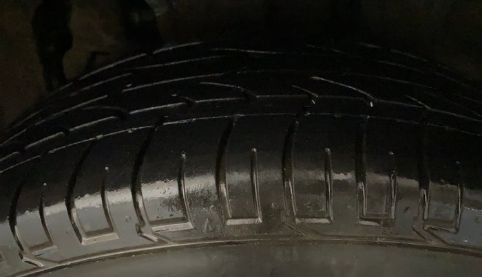 2023 Mahindra XUV300 W4 1.2 PETROL, Petrol, Manual, 24,358 km, Left Rear Tyre Tread