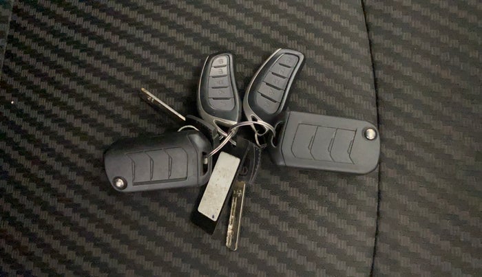 2023 Mahindra XUV300 W4 1.2 PETROL, Petrol, Manual, 24,358 km, Key Close Up