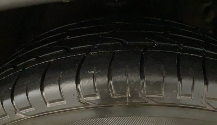 2023 Mahindra XUV300 W4 1.2 PETROL, Petrol, Manual, 24,358 km, Right Front Tyre Tread