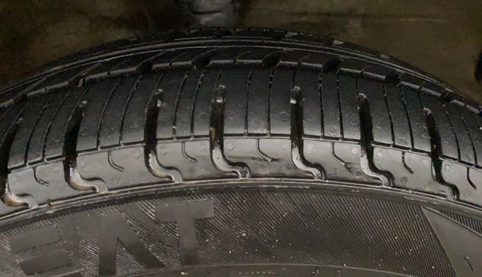 2015 Maruti Wagon R 1.0 VXI, Petrol, Manual, 34,217 km, Right Front Tyre Tread