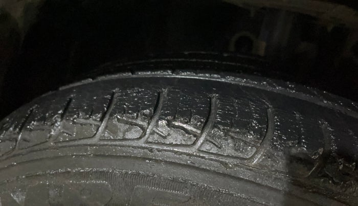 2016 Maruti Baleno DELTA PETROL 1.2, Petrol, Manual, 30,437 km, Right Front Tyre Tread