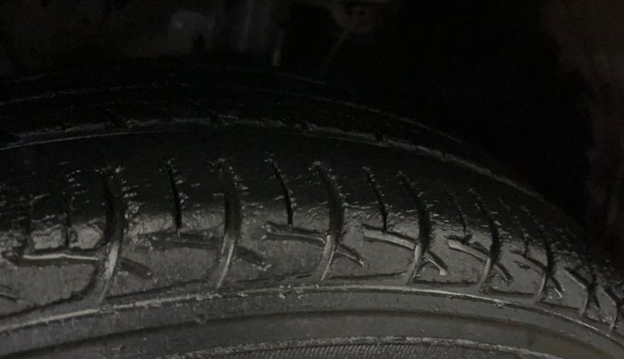 2016 Maruti Baleno DELTA PETROL 1.2, Petrol, Manual, 30,437 km, Left Front Tyre Tread