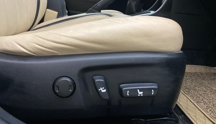 2017 Toyota Corolla Altis GL DIESEL, Diesel, Manual, 1,41,572 km, Driver Side Adjustment Panel