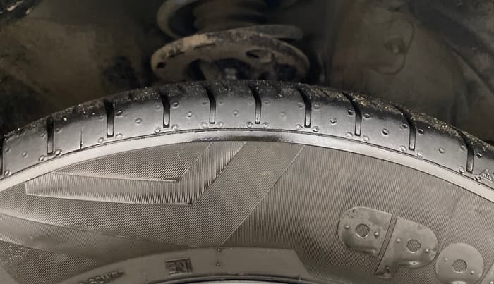 2017 Toyota Corolla Altis GL DIESEL, Diesel, Manual, 1,41,572 km, Right Front Tyre Tread