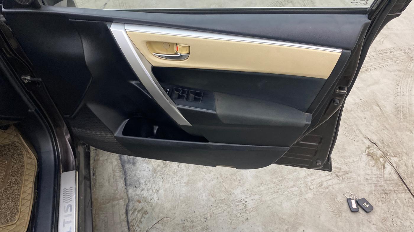 2017 Toyota Corolla Altis GL DIESEL, Diesel, Manual, 1,41,572 km, Driver Side Door Panels Control