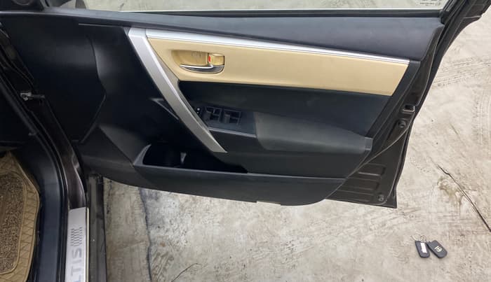 2017 Toyota Corolla Altis GL DIESEL, Diesel, Manual, 1,41,572 km, Driver Side Door Panels Control