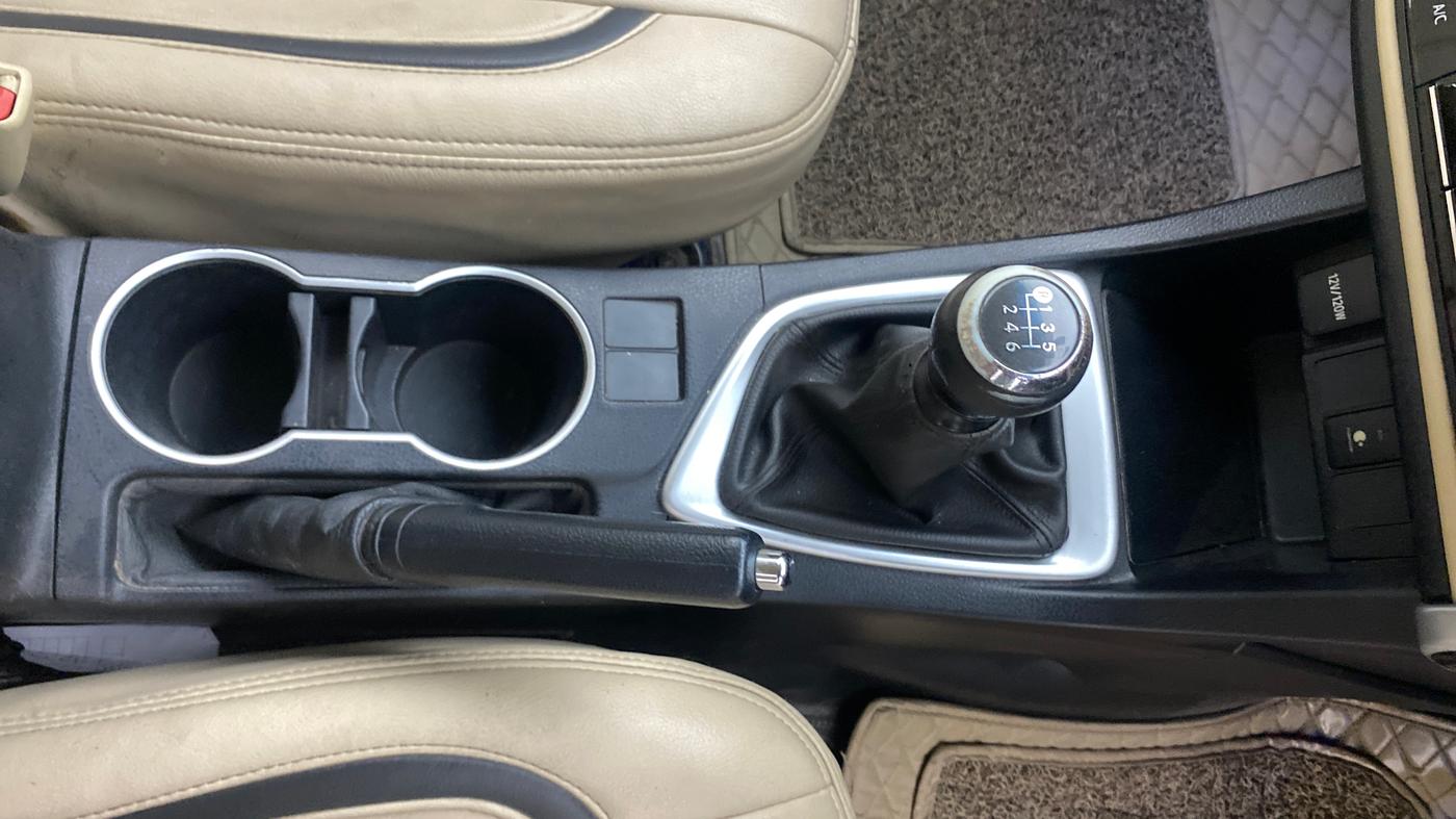 2017 Toyota Corolla Altis GL DIESEL, Diesel, Manual, 1,41,572 km, Gear Lever