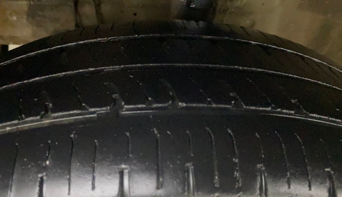 2016 Maruti Swift VXI, Petrol, Manual, 1,21,707 km, Left Front Tyre Tread