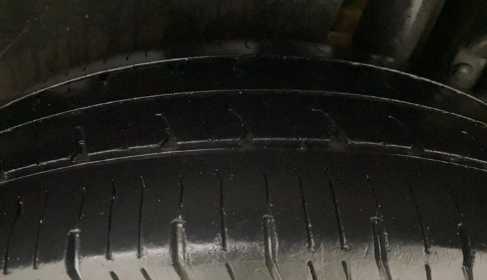 2016 Maruti Swift VXI, Petrol, Manual, 1,21,707 km, Left Rear Tyre Tread