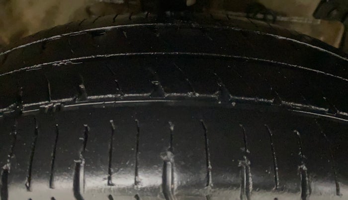 2016 Maruti Swift VXI, Petrol, Manual, 1,21,707 km, Right Front Tyre Tread