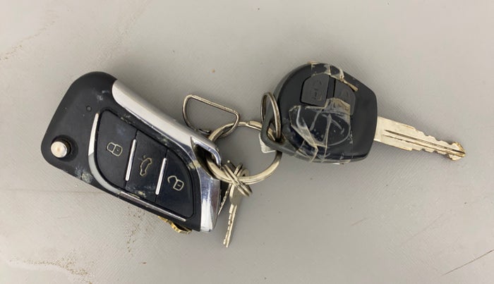 2016 Maruti Swift VXI, Petrol, Manual, 1,21,707 km, Key Close Up