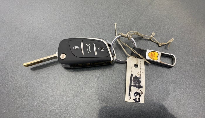 2020 Tata Tiago XE PETROL, CNG, Manual, 56,442 km, Key Close Up
