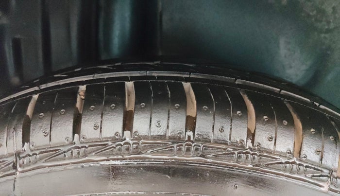 2015 Maruti Swift Dzire VXI, Petrol, Manual, 61,222 km, Right Rear Tyre Tread