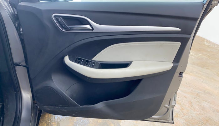 2023 MG ASTOR SUPER 1.5 MT, Petrol, Manual, 48,083 km, Driver Side Door Panels Control