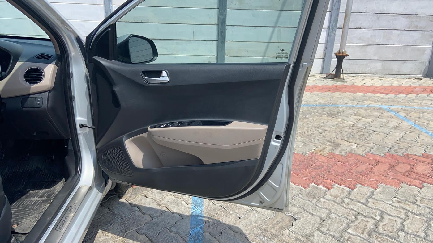 2016 Hyundai Grand i10 SPORTZ 1.2 KAPPA VTVT, Petrol, Manual, 91,396 km, Driver Side Door Panels Control