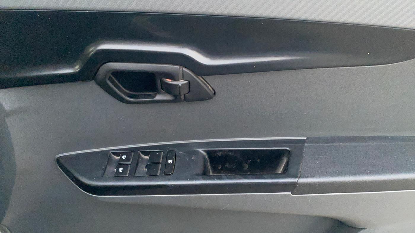 2017 Mahindra KUV 100 NXT K4+ D 6 STR, Diesel, Manual, 50,833 km, Driver Side Door Panels Control