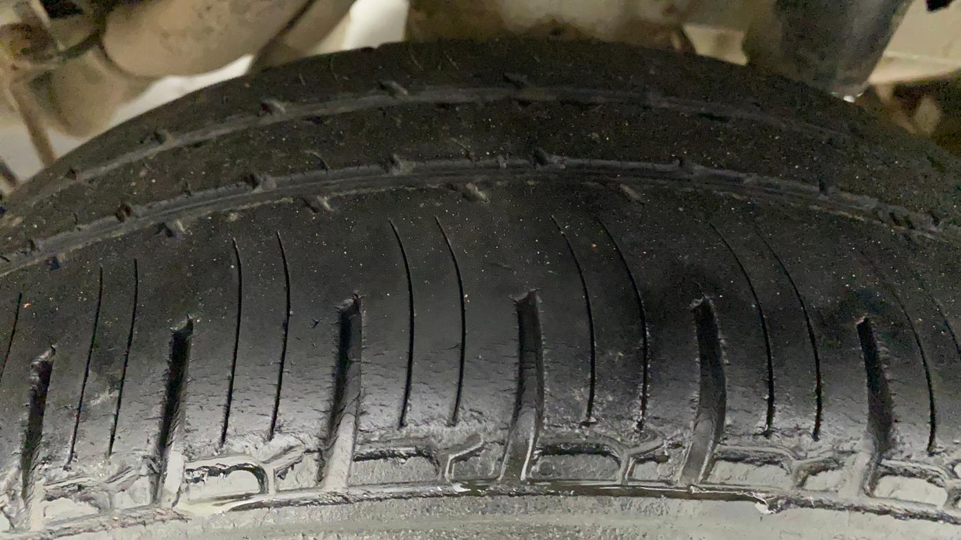 2018 Mahindra KUV 100 NXT K4+ P 6 STR, Petrol, Manual, 55,590 km, Left Rear Tyre Tread