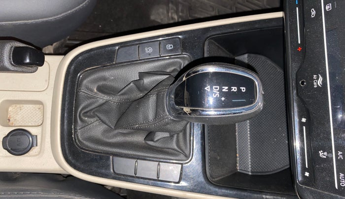 2022 Skoda SLAVIA AMBITION 1.0L TSI AT, Petrol, Automatic, 37,393 km, Gear Lever