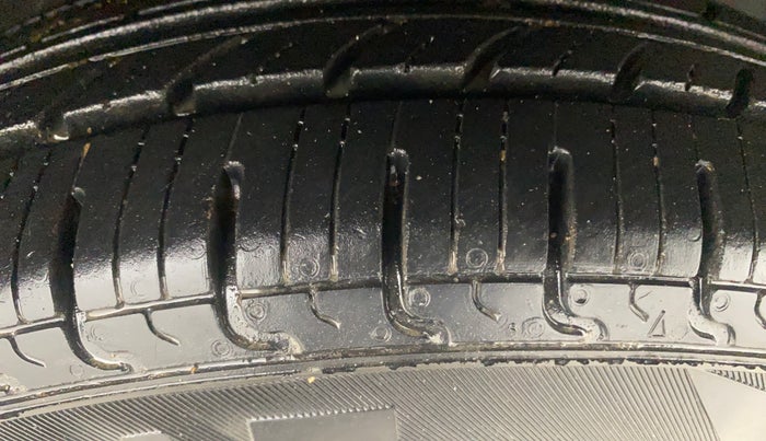 2013 Hyundai i10 SPORTZ 1.2 AT, Petrol, Automatic, 21,303 km, Right Front Tyre Tread