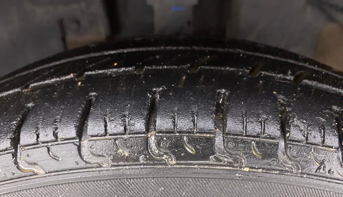 2017 Datsun Redi Go T (O), Petrol, Manual, 31,559 km, Left Front Tyre Tread