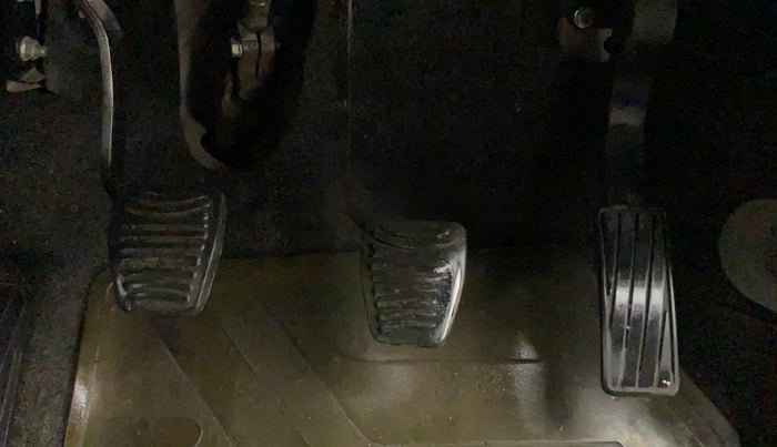 2016 Mahindra Kuv100 K6 5 STR, Petrol, Manual, 79,691 km, Pedals