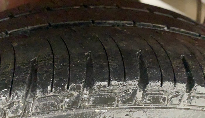 2016 Mahindra Kuv100 K6 5 STR, Petrol, Manual, 79,691 km, Right Rear Tyre Tread