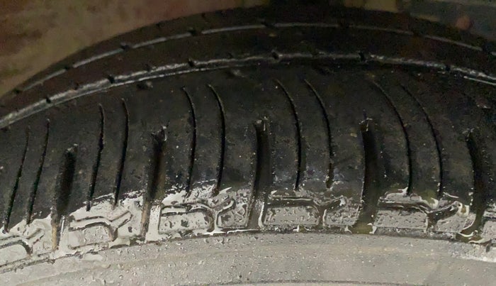 2016 Mahindra Kuv100 K6 5 STR, Petrol, Manual, 79,691 km, Right Front Tyre Tread