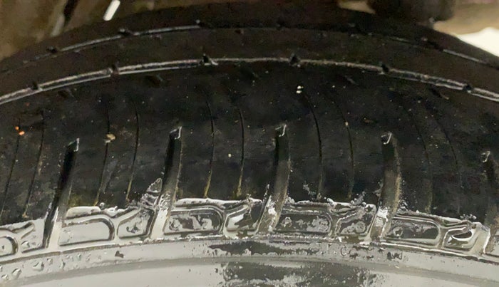 2016 Mahindra Kuv100 K6 5 STR, Petrol, Manual, 79,691 km, Left Rear Tyre Tread