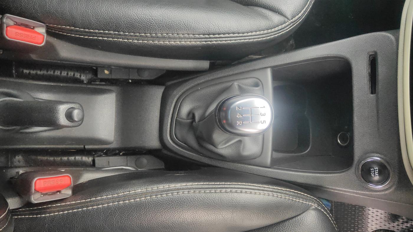 2018 Renault Captur RXE PETROL, Petrol, Manual, 72,123 km, Gear Lever