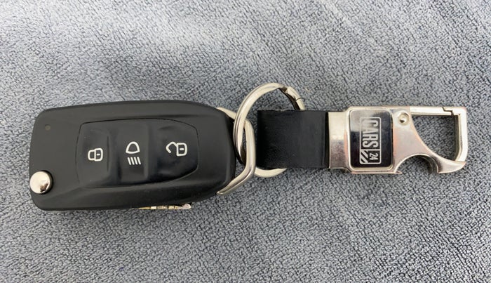 2016 Tata Tiago XT 1.2 REVOTRON, Petrol, Manual, 37,650 km, Key Close Up