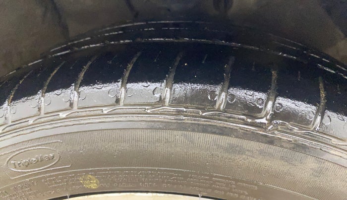 2015 Hyundai Verna FLUIDIC 1.6 CRDI S(O) 4S, Diesel, Manual, 99,607 km, Right Front Tyre Tread