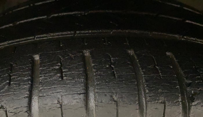 2014 Hyundai Grand i10 SPORTZ AT 1.2 KAPPA VTVT, Petrol, Automatic, 33,416 km, Left Front Tyre Tread