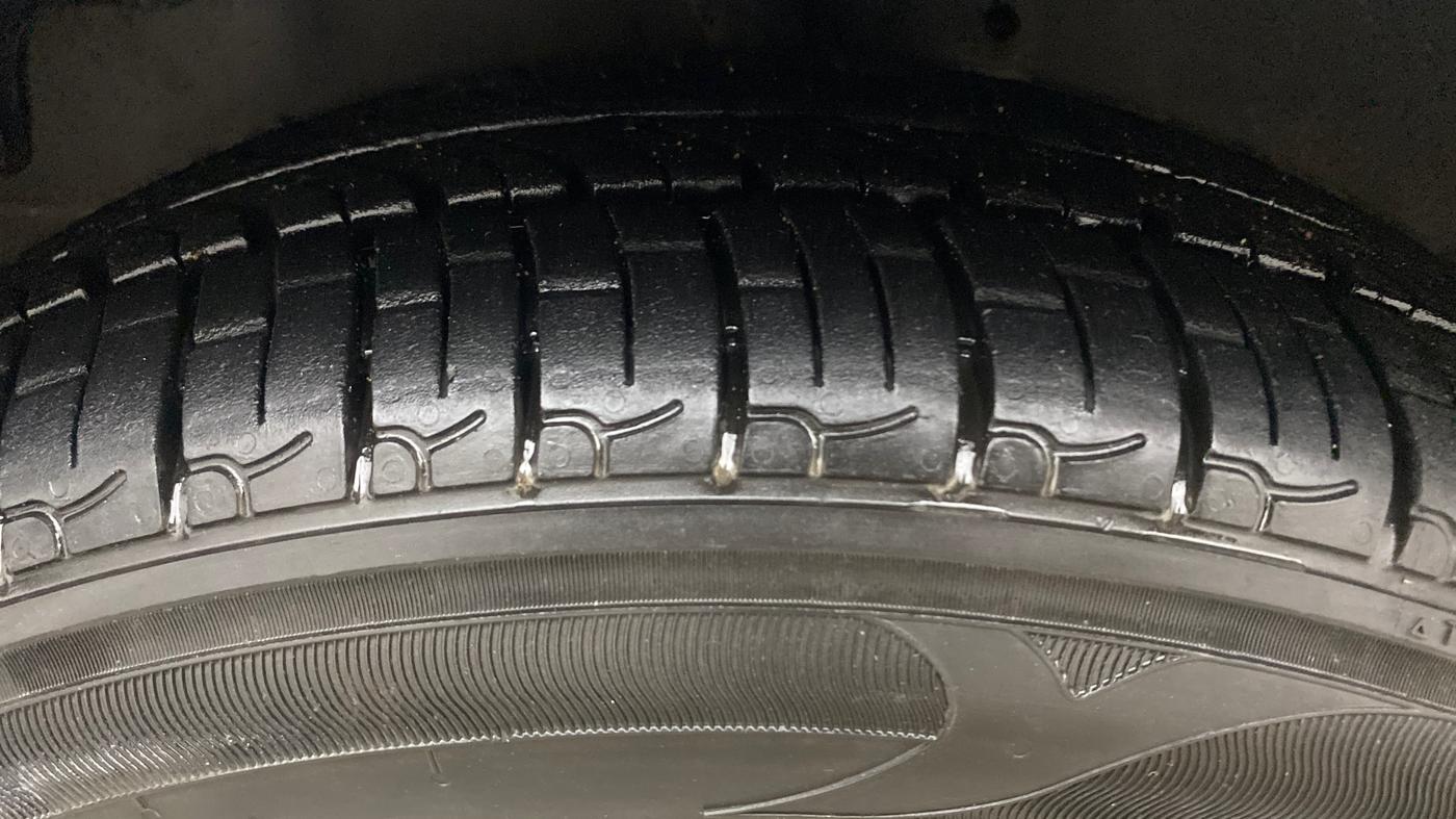 2018 Hyundai Eon SPORTZ, Petrol, Manual, 69,193 km, Left Front Tyre Tread