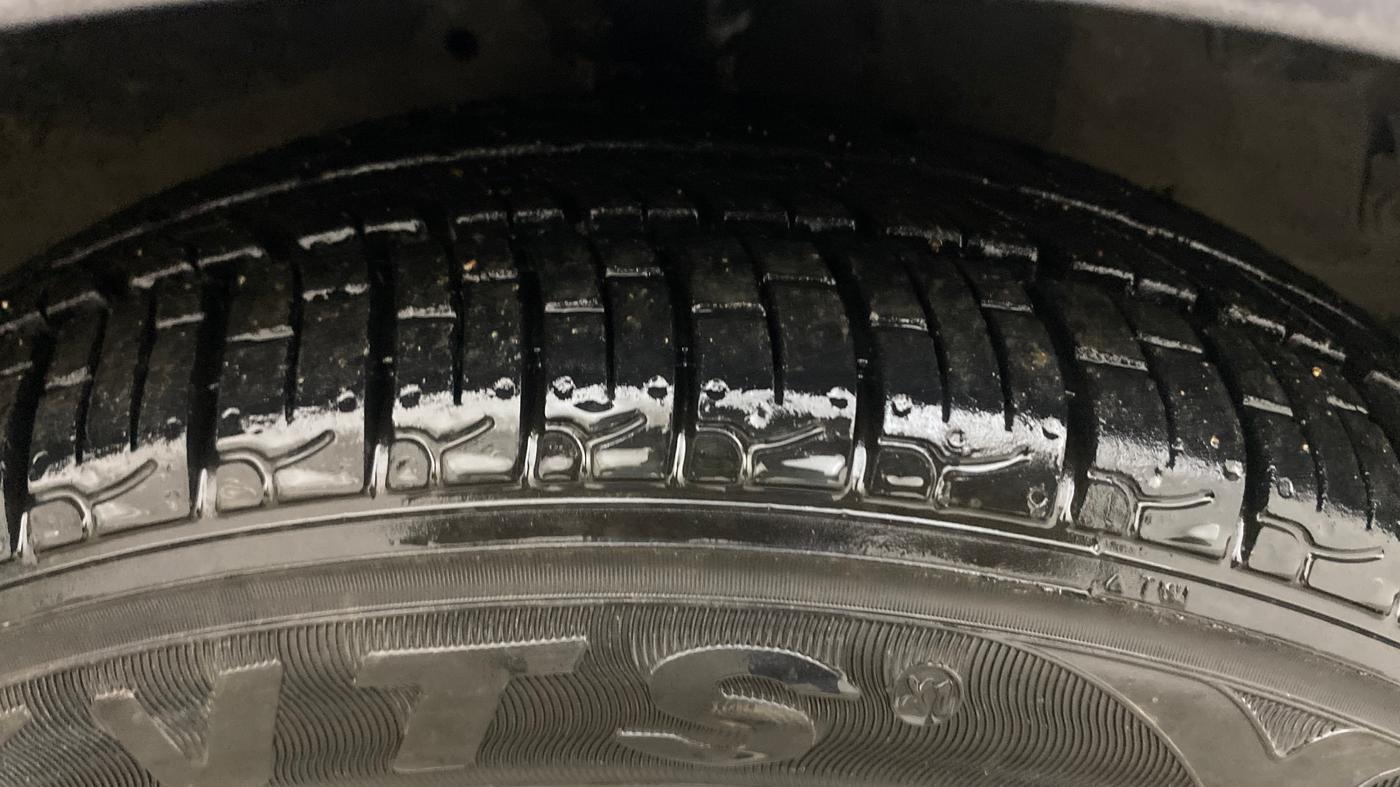 2018 Hyundai Eon SPORTZ, Petrol, Manual, 69,193 km, Right Front Tyre Tread