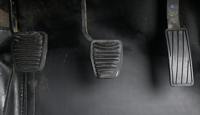 2016 Mahindra Kuv100 K4 6 STR, Petrol, Manual, 64,630 km, Pedals