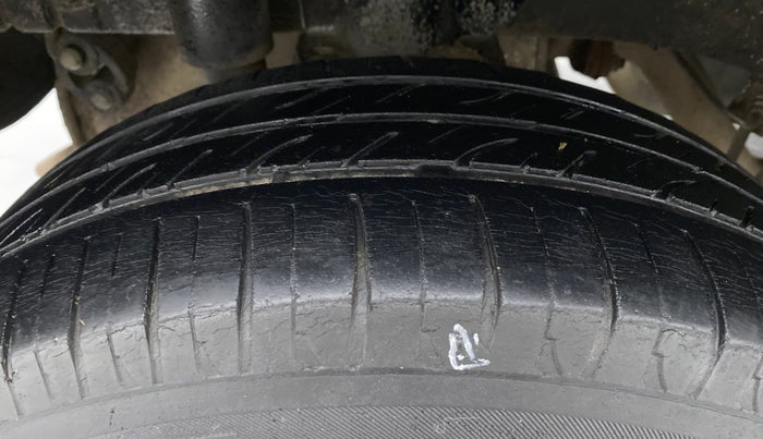 2016 Mahindra Kuv100 K4 6 STR, Petrol, Manual, 64,630 km, Right Rear Tyre Tread