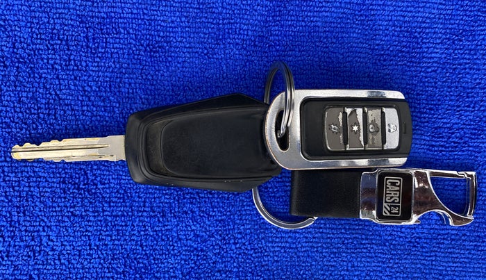 2016 Mahindra Kuv100 K4 6 STR, Petrol, Manual, 64,630 km, Key Close Up