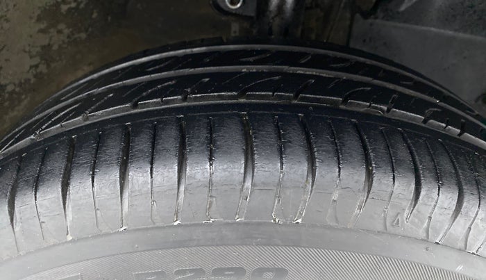 2016 Mahindra Kuv100 K4 6 STR, Petrol, Manual, 64,630 km, Right Front Tyre Tread