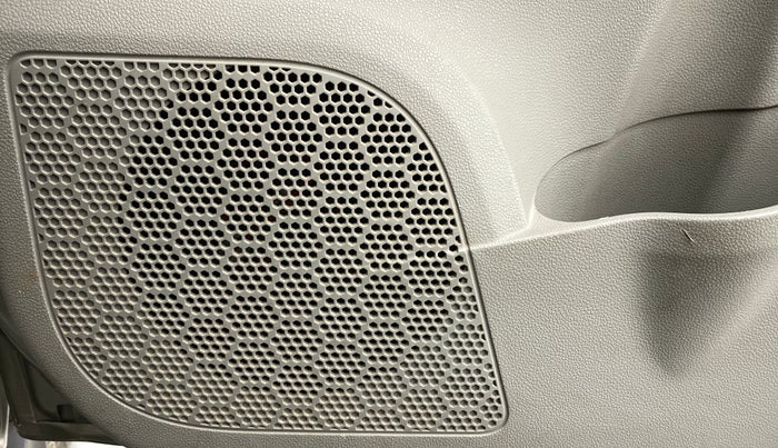 2016 Mahindra Kuv100 K4 6 STR, Petrol, Manual, 64,630 km, Speaker