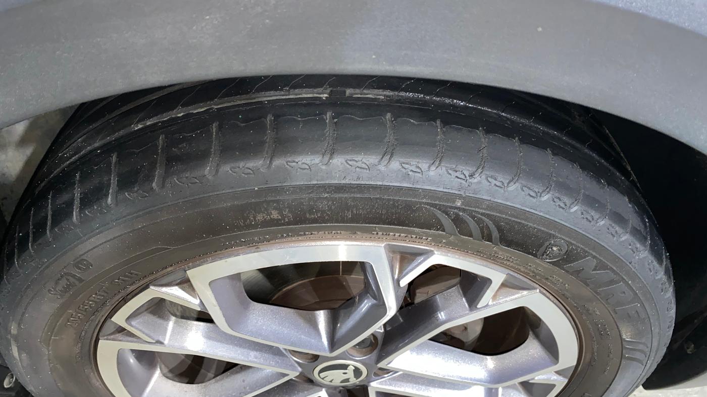 2021 Skoda KUSHAQ STYLE 1.0L TSI AT, Petrol, Automatic, 26,533 km, Right Front Tyre Tread