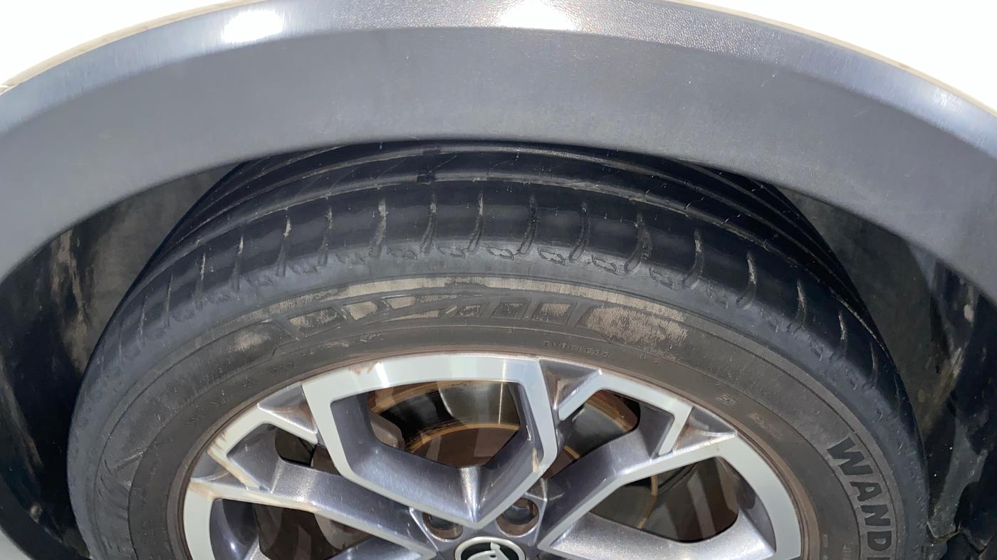2021 Skoda KUSHAQ STYLE 1.0L TSI AT, Petrol, Automatic, 26,533 km, Left Front Tyre Tread